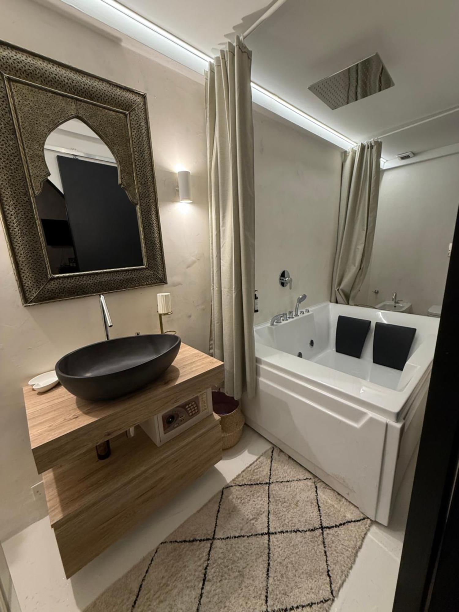Les Chambres De Amelie B&B Болонья Экстерьер фото